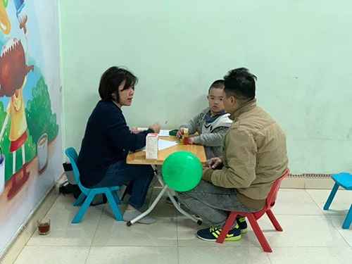  Chuyên gia tâm bệnh Nguyễn Thị Hương Giang thăm khám cho trẻ